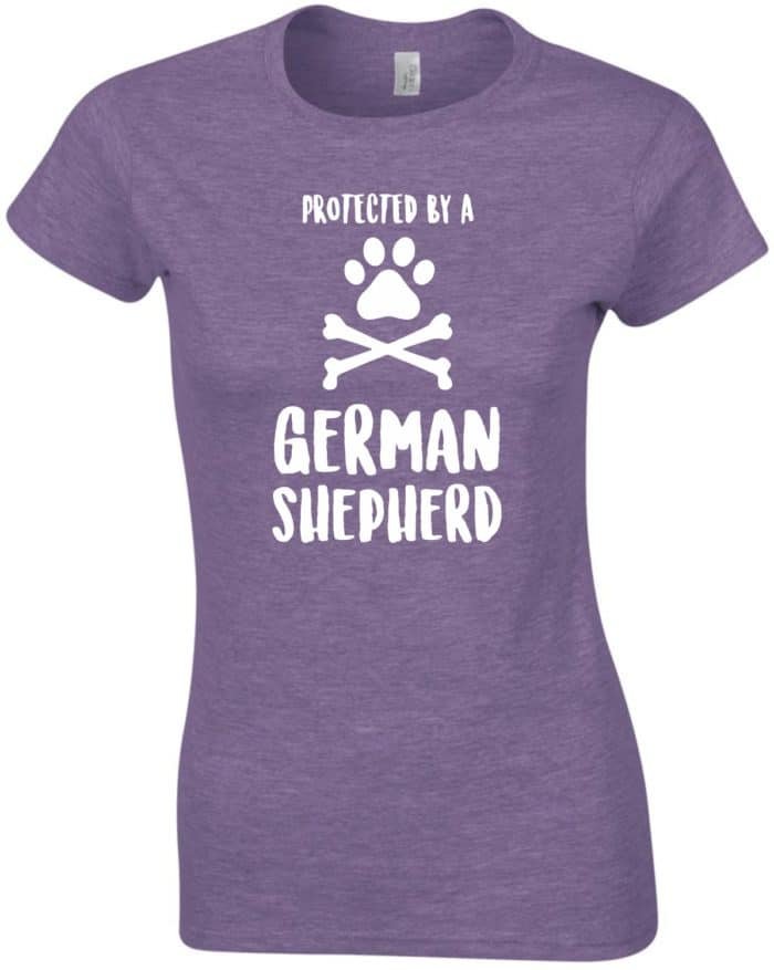 Protected by a german shepherd női póló