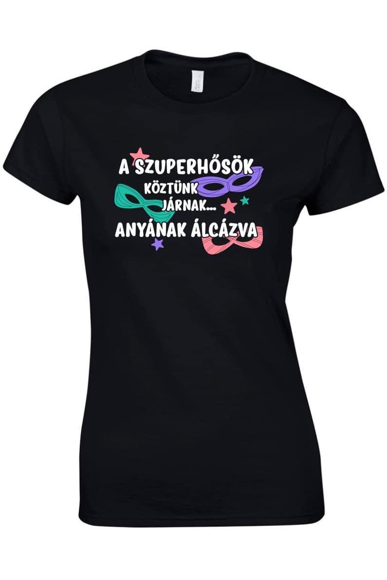 A szuperhősök köztünk járnak anyának álcázva fehér felirat női póló