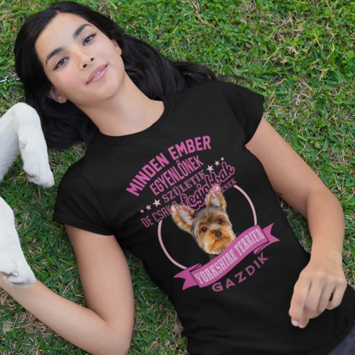 Minden ember egyenlőnek születik de csak a legjobbak lesznek yorkshire terrier gazdik női póló